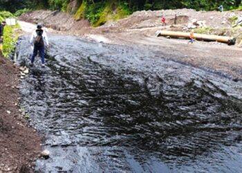 Οικολογική καταστροφή στον Ισημερινό: Διαρροή πετρελαίου μολύνει 5 ποταμούς