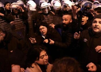 Τουρκία/Σε αναβρασμό όλη τη νύκτα: 300.000 στους δρόμους – Μαζικές διαδηλώσεις και επεισόδια σε όλη τη χώρα