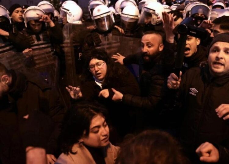 Τουρκία/Σε αναβρασμό όλη τη νύκτα: 300.000 στους δρόμους – Μαζικές διαδηλώσεις και επεισόδια σε όλη τη χώρα