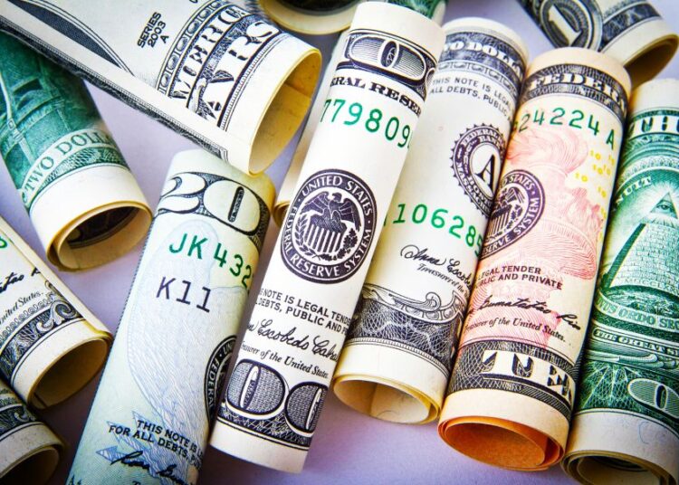 Ήπια ενίσχυση του ευρώ – Σε άνοδο και η στερλίνα απέναντι στο δολάριο