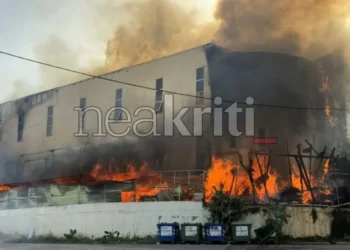 Ηράκλειο: Μεγάλη φωτιά σε εργοστάσιο παραγωγής επίπλων στη ΒΙ.ΠΕ -Μήνυμα από το 112 (vid)