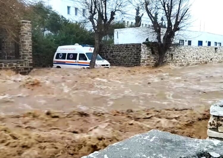 Κακοκαιρία στις Κυκλάδες: Πλημμύρες, κατολισθήσεις και αποκλεισμοί σε Πάρο και Μύκονο