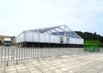 Καλλιμάρμαρο: Αντιδράσεις για την θηριώδη κατασκευή που έχει στηθεί ενόψει εκδήλωσης της Coca Cola