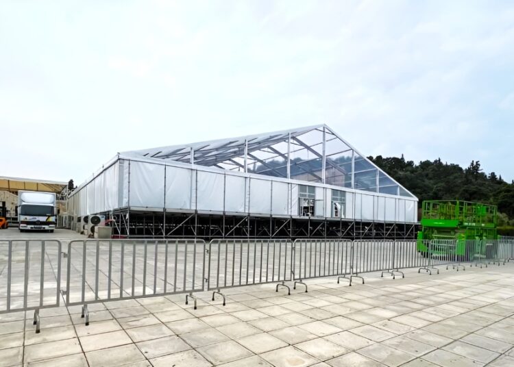 Καλλιμάρμαρο: Αντιδράσεις για την θηριώδη κατασκευή που έχει στηθεί ενόψει εκδήλωσης της Coca Cola