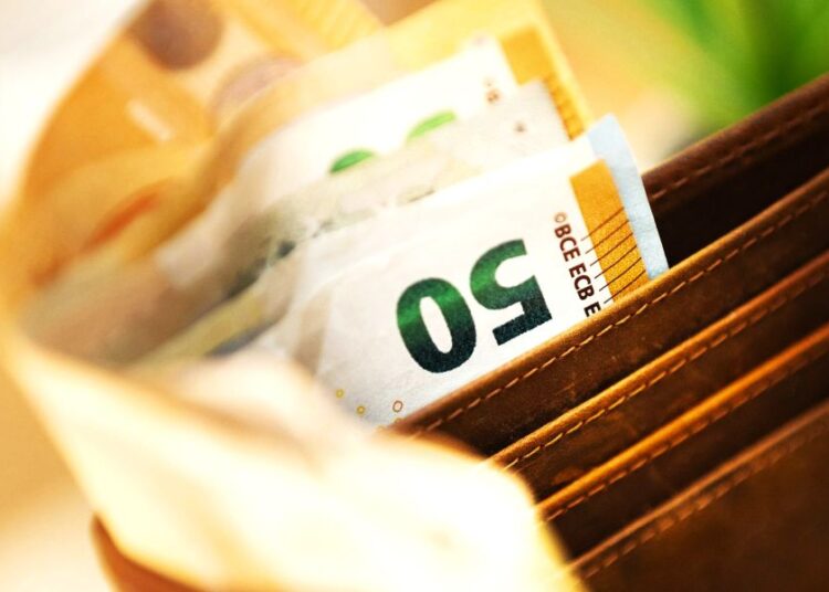 Κατώτατος μισθός 880€ – Μπόνους εισφορών, δρόμος για μεγαλύτερες αυξήσεις