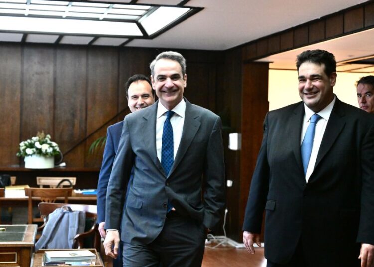 Επίσκεψη Μητσοτάκη στο ΥΠΕΣ: Στο πλευρό του Σκέρτσος, Παπαστεργίου και Λιβάνιος