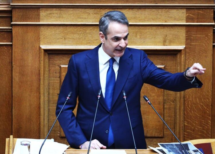 Πολιτική αντιπαράθεση στη Βουλή:  Οι δεσμεύσεις του Μητσοτάκη για Τέμπη και Δημόσιο