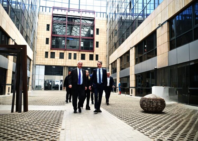 υπ. Μετανάστευσης: «Φρένο» στην παράνομη μετανάστευση, «πράσινο φως» στους εργάτες γης