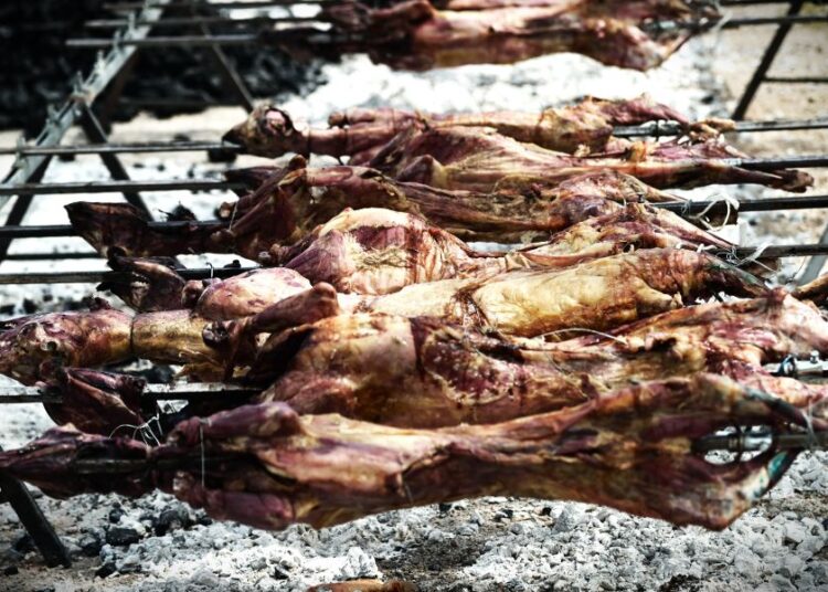 Ελληνικός οβελίας: Περιζήτητος στο εξωτερικό, «απλησίαστος» στην Ελλάδα