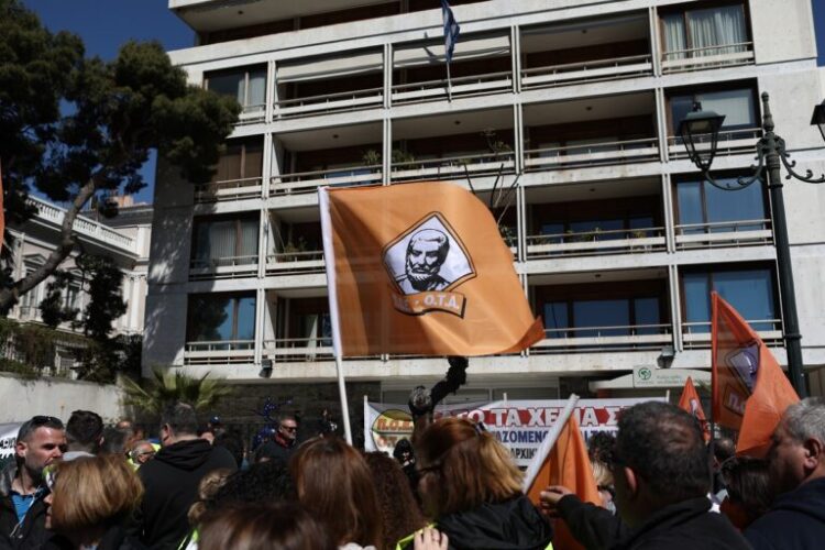 Απεργιακή συγκέντρωση έξω από το υπουργείο Εσωτερικών από την Πανελλήνια Ομοσπονδία Εργαζομένων Οργανισμών Τοπικής Αυτοδιοίκησης (ΠΟΕ-ΟΤΑ), Πέμπτη 30 Μαρτίου 2023. Η Ομοσπονδία διαμαρτύρεται για την τροπολογία του υπουργού Εσωτερικών και τις κλήσεις δημοτικών συμβούλων του Αγίου Δημητρίου
 σε απολογία για "παράβαση καθήκοντος με δόλο", επειδή σεβάστηκαν δύο πρωτόδικες αποφάσεις και δεν άσκησαν εφέσεις στη μετατροπή συμβάσεων 34 εργαζομένων από ορισμένου σε αορίστου χρόνου. Η ΠΟΕ-ΟΤΑ ζητά να λυθεί οριστικά και θετικά το ζήτημα της μετατροπής συμβάσεων και να καταργηθεί η εξάντλησης κάθε ένδικου μέσου που αφορά μόνο σε διεκδικήσεις εργαζομένων, την στιγμή που για κάθε διεκδίκηση ιδιώτη ή εργολάβου επιτρέπεται συμβιβασμός.
(ΒΑΣΙΛΗΣ ΡΕΜΠΑΠΗΣ/EUROKINISSI)