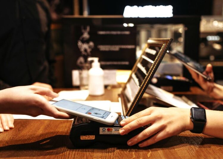 Η Generation Z «αποχαιρετά» τα μετρητά – Τα δεδομένα της Visa