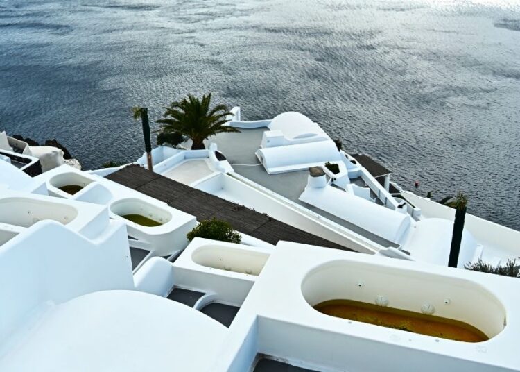 Μελέτη ΕΚΠΑ: Υπαρκτός ο κίνδυνος τσουνάμι σε Σαντορίνη – Αμοργό