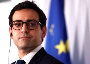 Στην Αθήνα ο Στεφάν Σεζουρνέ: Σπάνιες γαίες και στρατηγικά ραντεβού στην ατζέντα 