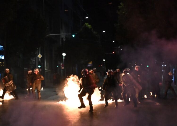 Επεισόδια στο Σύνταγμα: Μολότοφ, φωτιές και συγκρούσεις με την Αστυνομία