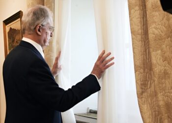 Ορκίζεται αύριο ο Κωνσταντίνος Τασούλας: Το προφίλ και η πορεία του νέου ΠτΔ