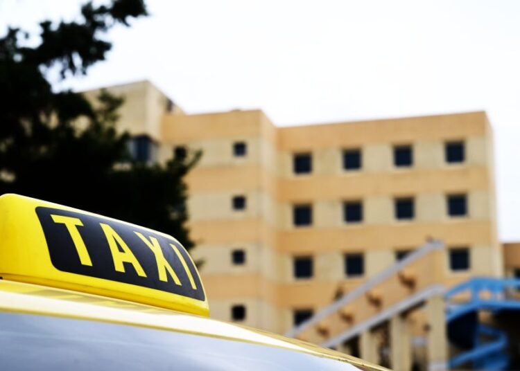 Νέα υπουργική απόφαση: Επιτρέπεται η μεμβράνη χρωματισμού στα ταξί
