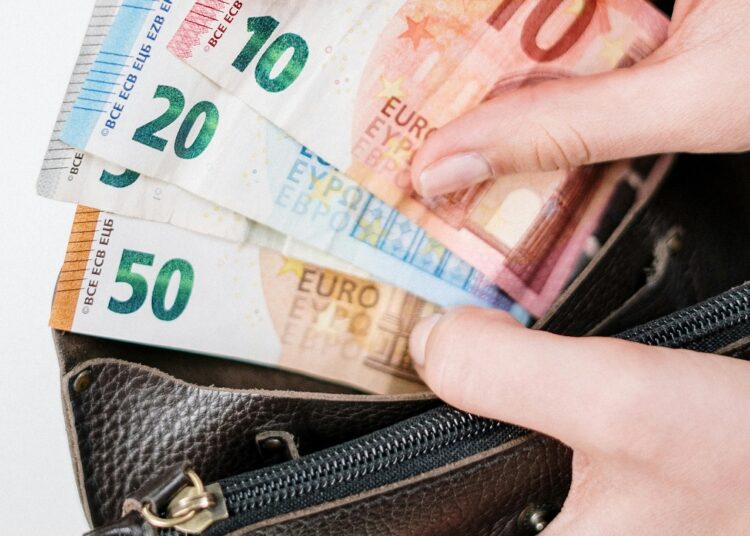 Τι είναι ο κανόνας 50-30-20 που κάνει καλύτερο κουμάντο στο μισθό μας