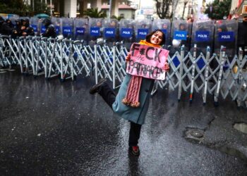 Το Ταξίμ σε «κλοιό» ασφαλείας: Η Τουρκία απαγορεύει τη «Φεμινιστική Νυχτερινή Πορεία»