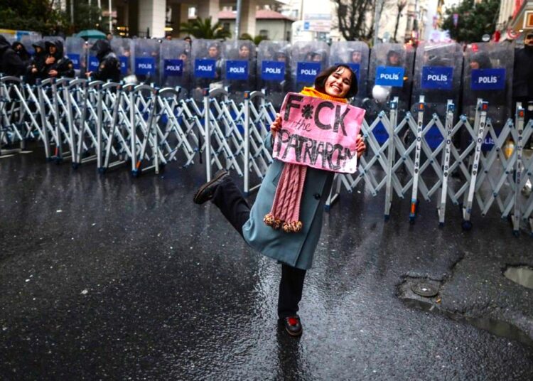 Το Ταξίμ σε «κλοιό» ασφαλείας: Η Τουρκία απαγορεύει τη «Φεμινιστική Νυχτερινή Πορεία»