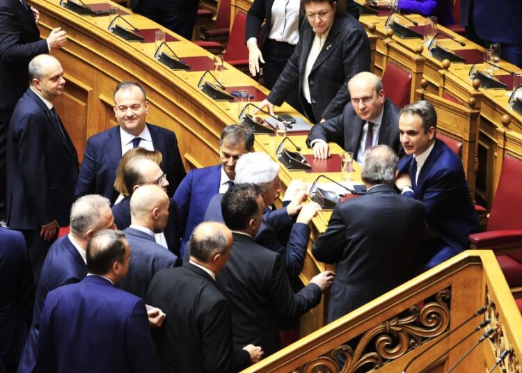 Βουλή: Με 157 κατά και 136 υπέρ απορρίφθηκε η πρόταση δυσπιστίας
