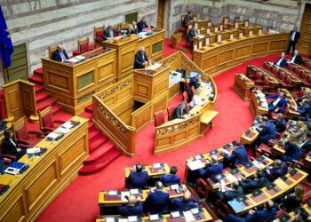 Πρόταση δυσπιστίας: Σκληρή κριτική από την αντιπολίτευση – «Δεν ακούτε την κοινωνία»