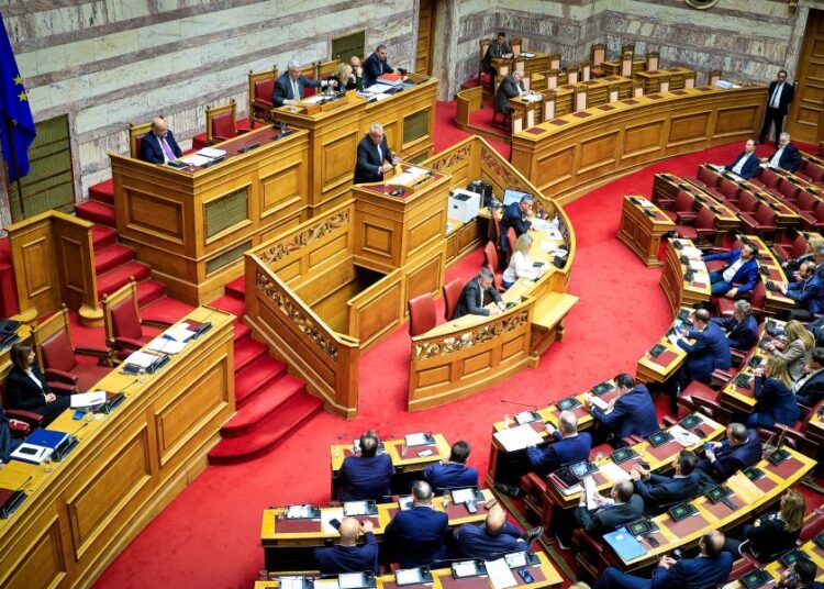 Πρόταση δυσπιστίας: Σκληρή κριτική από την αντιπολίτευση – «Δεν ακούτε την κοινωνία»