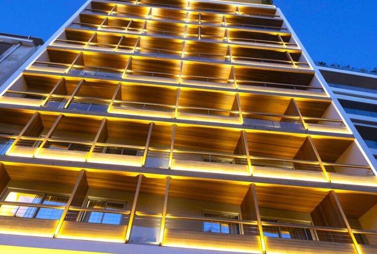 Στα χαρτιά… επενδύσεις, στα μπετά παρανομίες: Το ξενοδοχείο COCO-MAT υπό κατεδάφιση