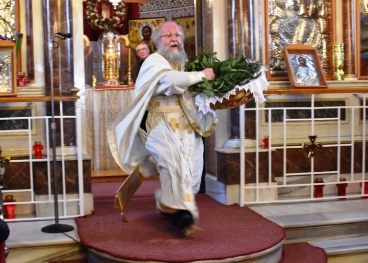 Η πρώτη Ανάσταση στη Χίο και ο «ιπτάμενος ιερέας» (vid)