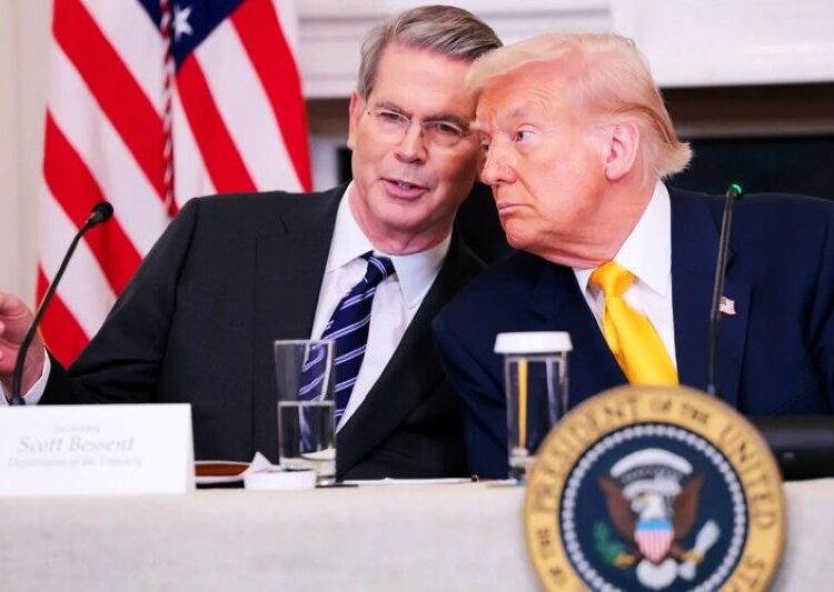 Ο Αμερικανός ΥΠΟΙΚ αποκαλύπτει: Προμελετημένη παγίδα για την Κίνα η «στροφή» Τραμπ στους δασμούς