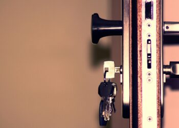 Αφήνεις το κλειδί πίσω από την πόρτα; Ίσως να μην είναι τόσο κακή ιδέα