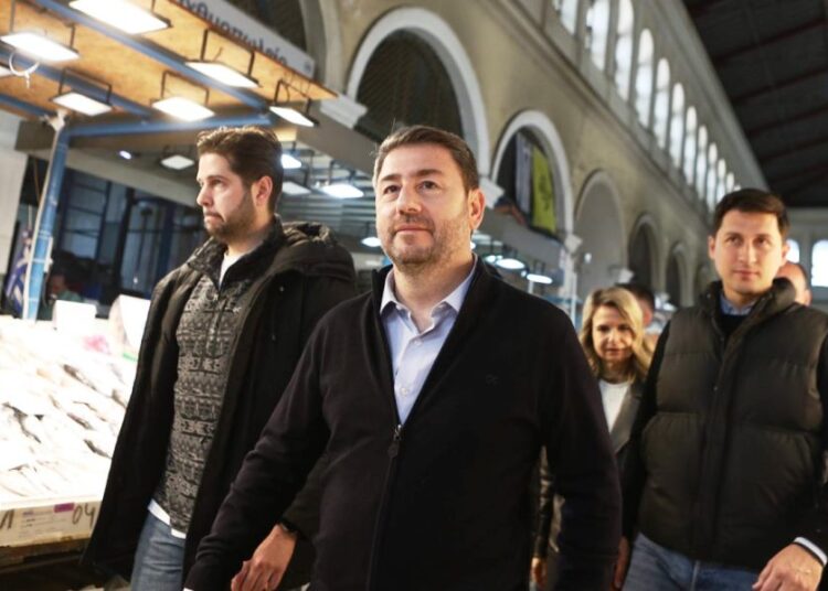 Στη Βαρβάκειο ο Ανδρουλάκης: «Oι πολίτες θα πληρώσουν το πιο ακριβό πασχαλινό τραπέζι»