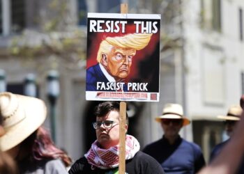 Πανεθνικό κύμα οργής κατά Τραμπ: Από το Σικάγο ως  την πλατεία Λαφαγιέτ και τον Λευκό Οίκο