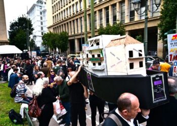 Πορεία στο κέντρο της Αθήνας για το στεγαστικό: «Τα σπίτια δεν είναι εμπορεύματα» (φωτό)