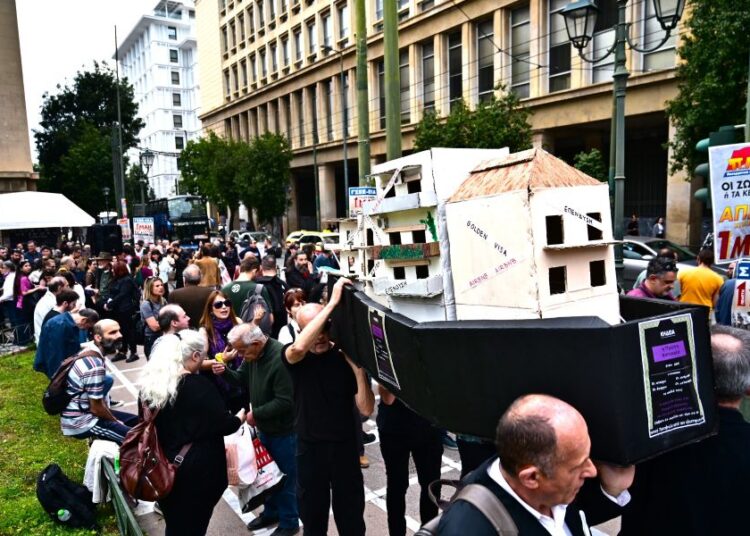 Πορεία στο κέντρο της Αθήνας για το στεγαστικό: «Τα σπίτια δεν είναι εμπορεύματα» (φωτό)