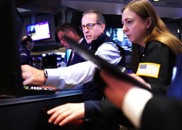 Παγκόσμιος πανικός στα Χρηματιστήρια: Καταφύγιο ο χρυσός εν μέσω εμπορικού «σεισμού»