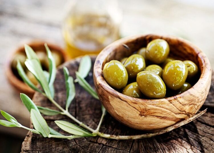 Στον «πάγο» οι εξαγωγές ελιάς και ελαιολάδου στις ΗΠΑ: Οι δασμοί «φρενάρουν» την παραγωγή