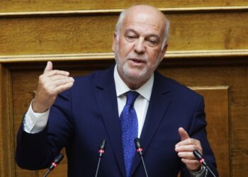 «Όχι» στην παρένθετη μητρότητα για άνδρες: Ηχηρή νομοθετική παρέμβαση Φλωρίδη