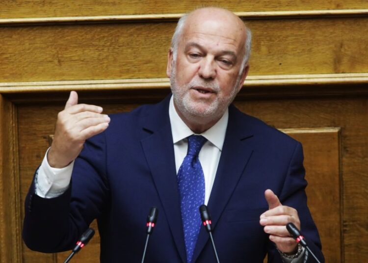 «Όχι» στην παρένθετη μητρότητα για άνδρες: Ηχηρή νομοθετική παρέμβαση Φλωρίδη