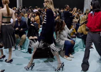 Financial Times: Η Prada εξαγοράζει τη Versace με έκπτωση 200 εκατ. λόγω δασμών