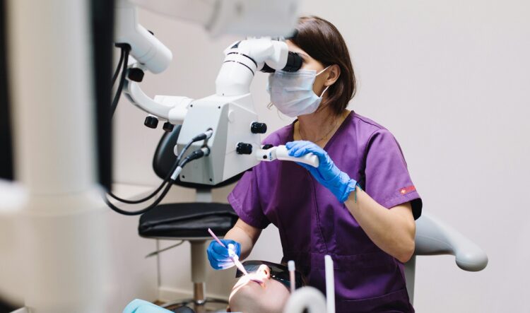 Η συνήθεια που έχουμε όλοι και μπορεί να αυξήσει τον κίνδυνο για τον καρκίνο του στόματος