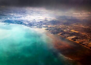 «Πυριτιδαποθήκη» το Ιράν: Φλέγεται το λιμάνι Μπαντάρ Αμπάς και… το πυρηνικό «παζάρι»