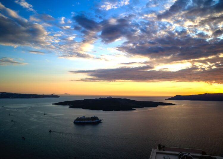 Αναβαθμίζεται η εμπειρία κρουαζιέρας στη Σαντορίνη: Νέο τελεφερίκ και βελτιώσεις στα λιμάνια