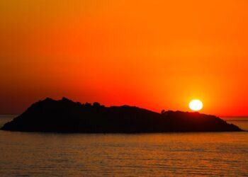 Η Πέτρα Λέσβου γίνεται νέα πύλη τουρισμού από Τουρκία: Ξεκινούν τα δρομολόγια