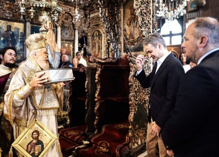 Πάσχα με ελπίδα και αυτοπεποίθηση – Το μήνυμα του πρωθυπουργού από την Τήνο