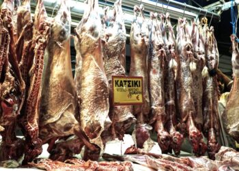 Στο ζύγι οι πασχαλινές αγορές: Πόσο κοστίζει ο οβελίας σε κρεοπωλεία και… ράφια