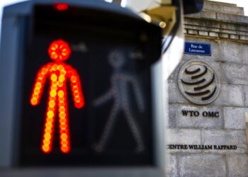 ΠΟΕ: Ο εμπορικός πόλεμος ΗΠΑ–Κίνας απειλεί με απώλεια 7% στο παγκόσμιο ΑΕΠ – Στο 125% οι δασμοί Τραμπ