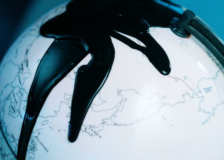 Brent: Προσωρινή ανάκαμψη σε περιβάλλον ασφυκτικής πίεσης – Τι φοβούνται οι αγορές