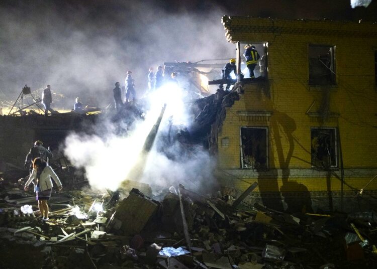 Βροχή πυραύλων στην Ουκρανία τη νύχτα: 215 χτυπήματα και δραματική επιστροφή Ζελένσκι