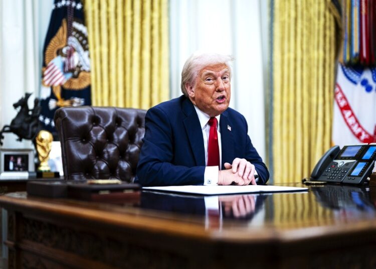 Ο Τραμπ πυροβολεί την παγκόσμια οικονομία και χαμογελά: «Δεν αλλάζω τίποτα»