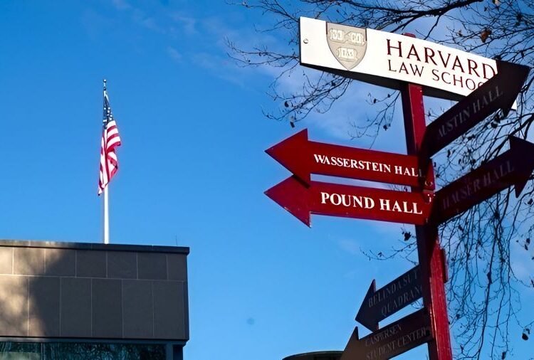 Χάρβαρντ: Η κυβέρνηση Τραμπ διώχνει τους ξένους φοιτητές